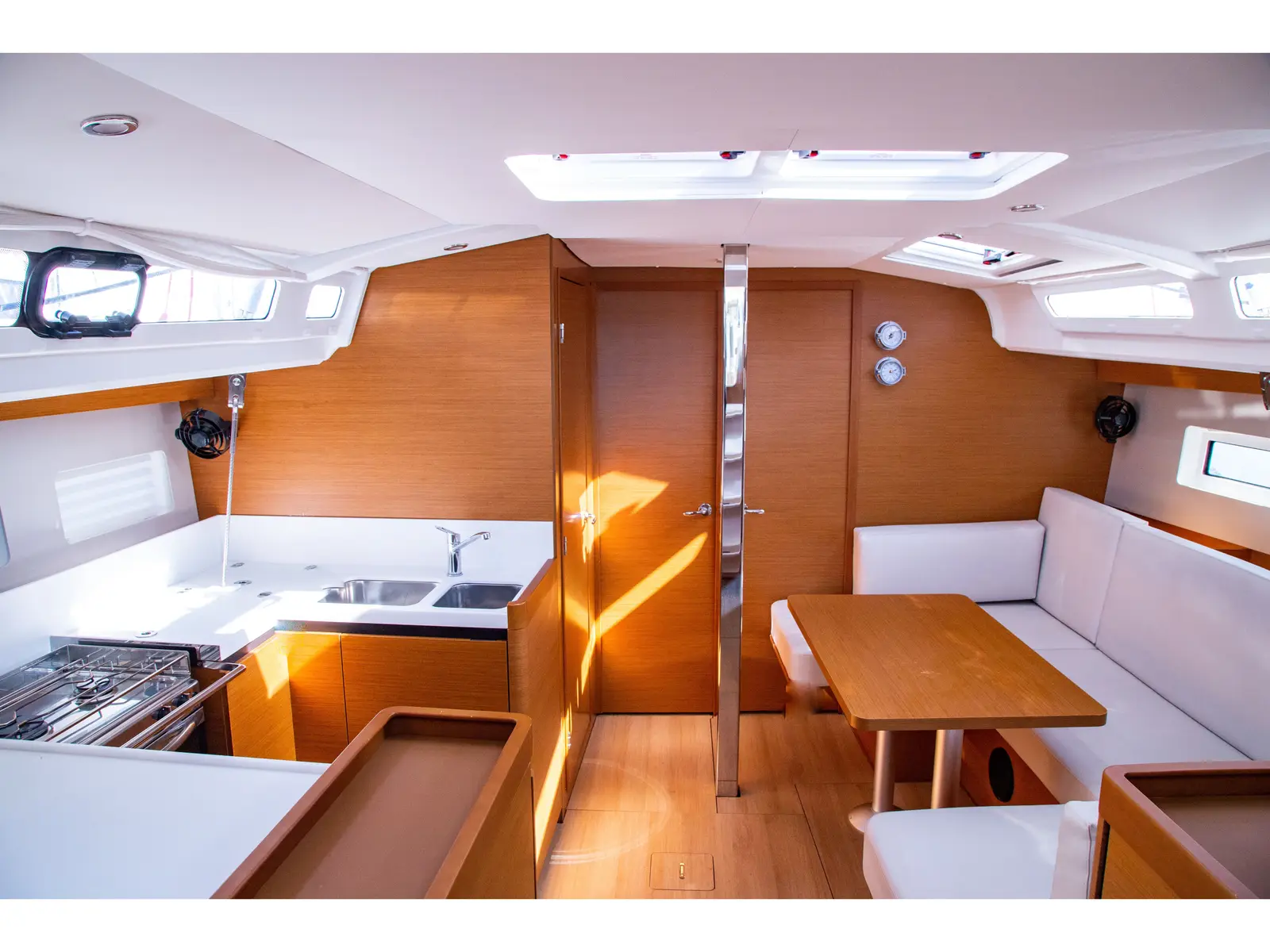 APOSTOLIS, Interior image