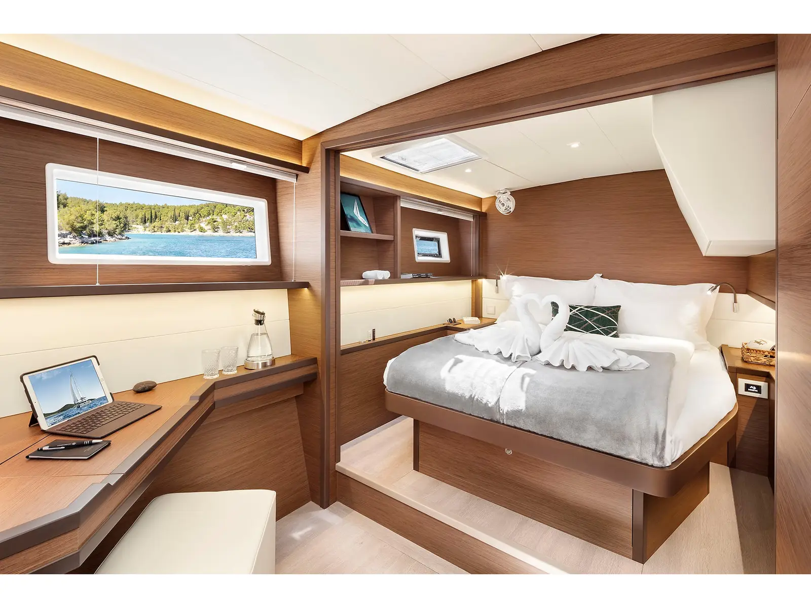 EMERALD GEMINI, Interior image