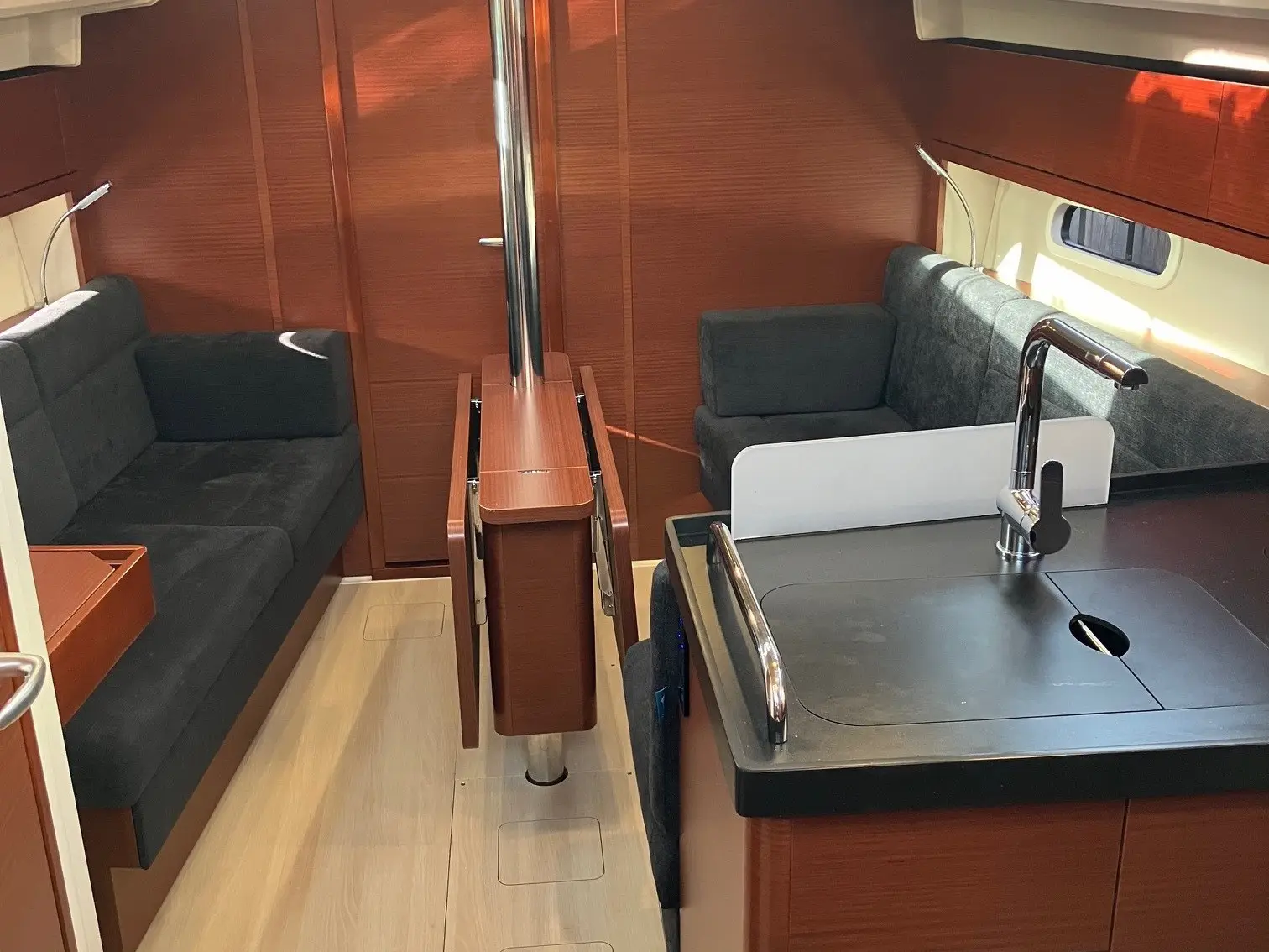 KORMORAN, Interior image
