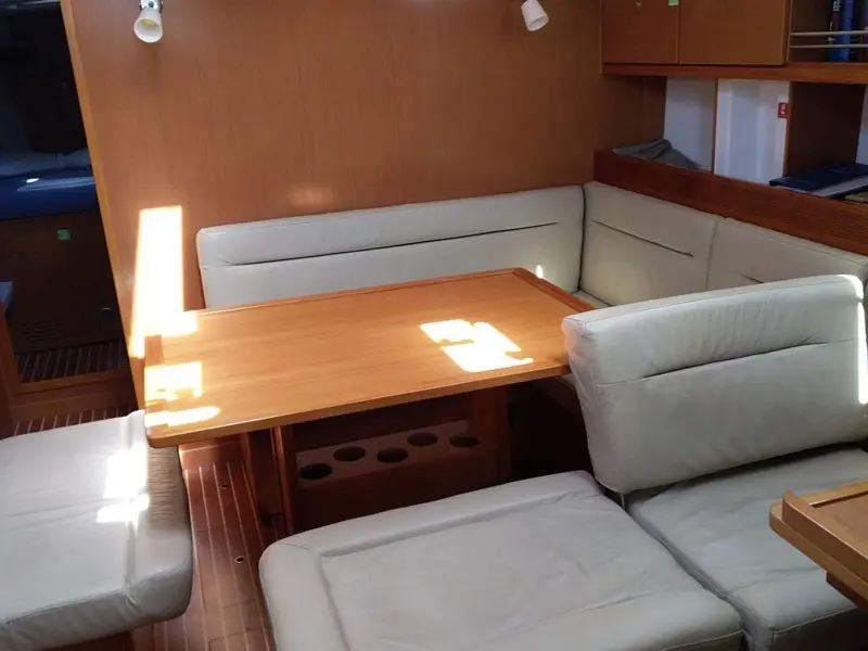 Esperos, Interior image
