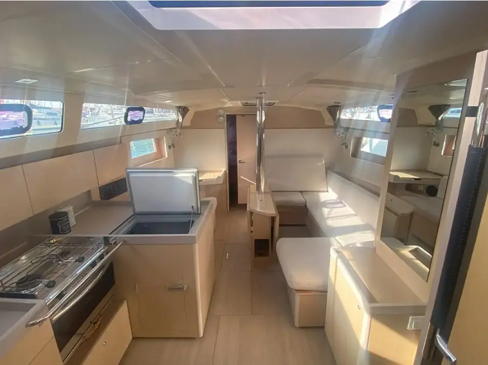 Ioanna, Interior image