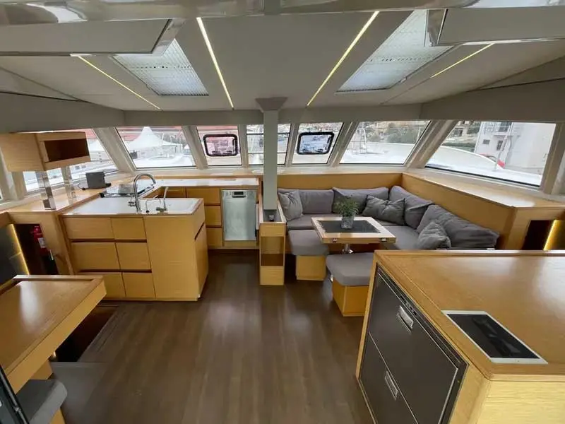 Polycrates, Interior image