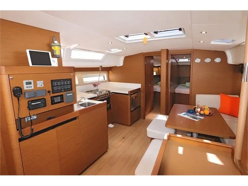 Konstantinos, Interior image