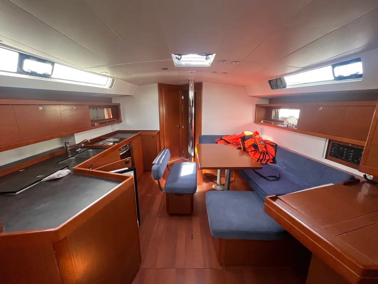 VESNA, Interior image