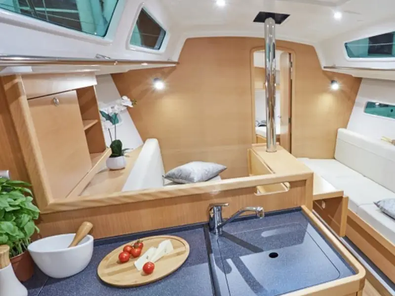 Sunsail Sun Odyssey 319 Classic, Interior image