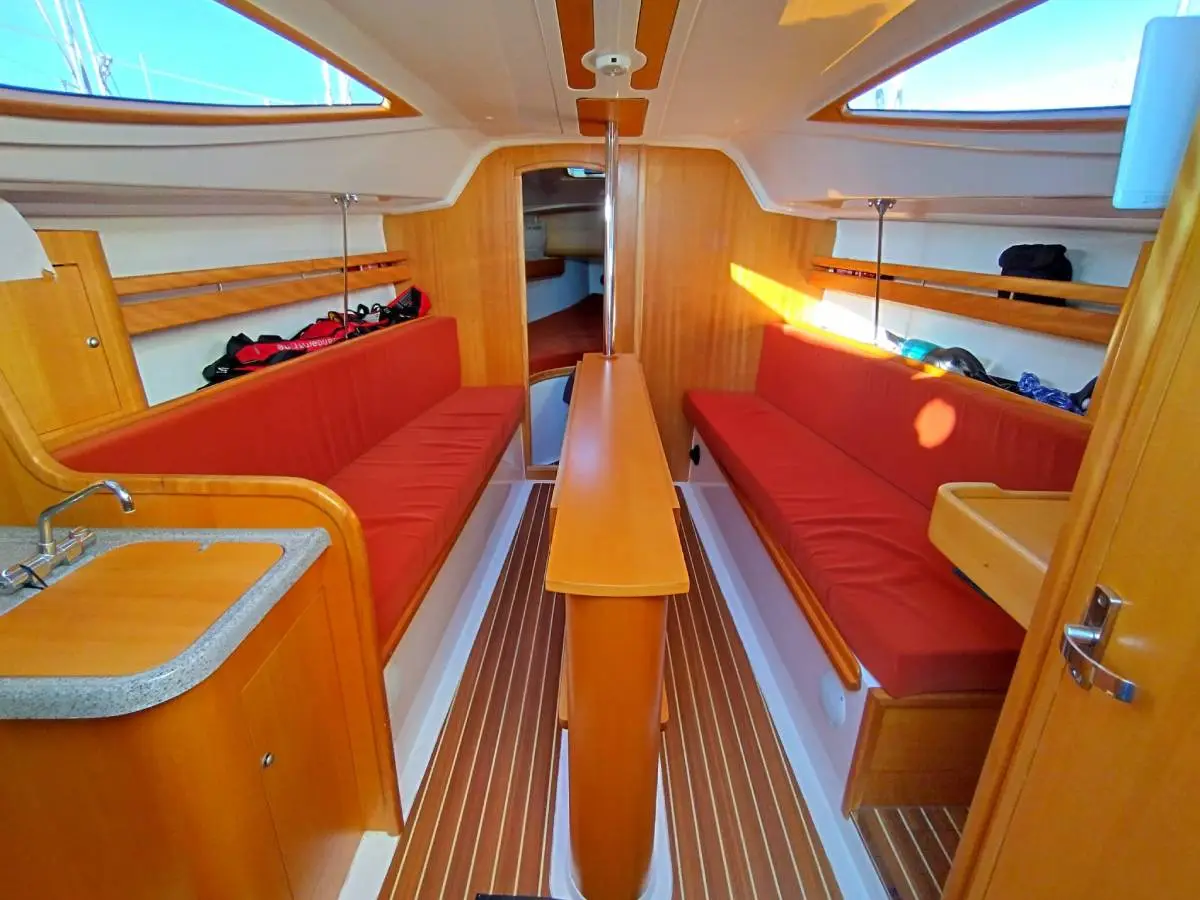 Grand Patience, Interior image