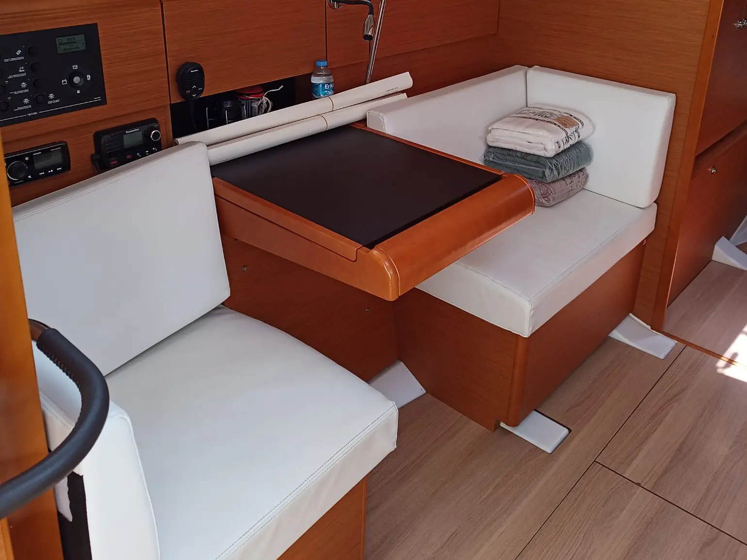 Foxy, Interior image