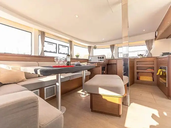 Carpe Diem, Interior image