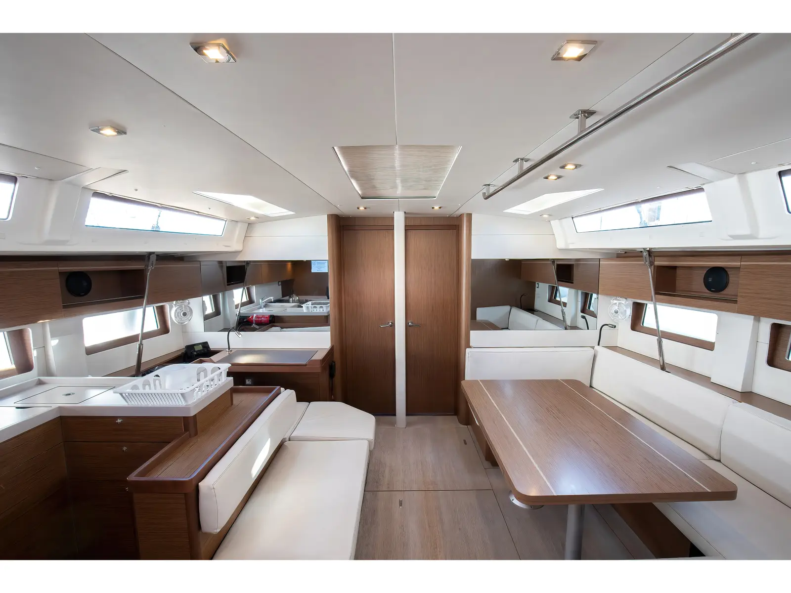 Hybris - Standard Line, Interior image