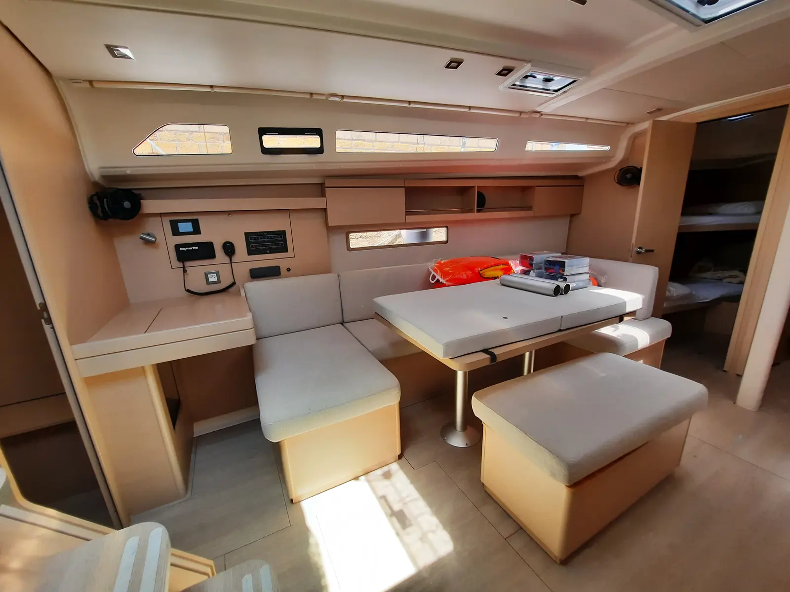 Senza Dubbi II, Interior image