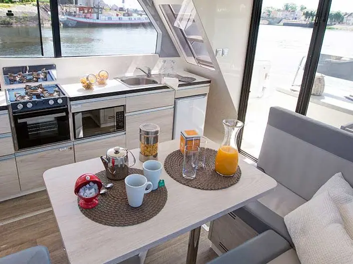 Horizon 2 - Premier 26, Interior image