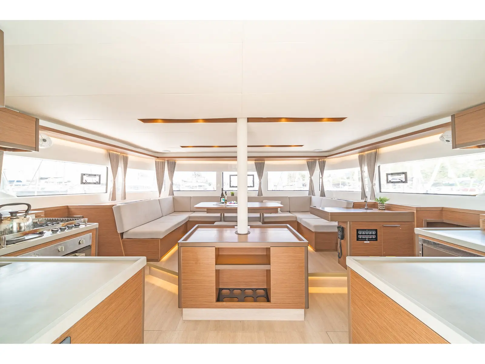 Reina (ONLY SKIPPERED), Interior image