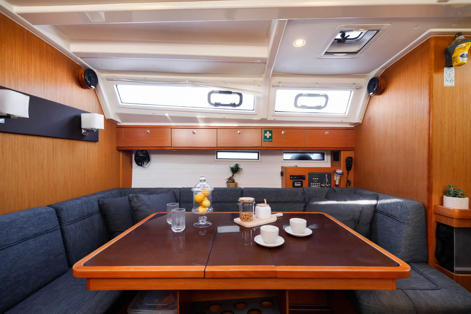Volantis 9, Interior image