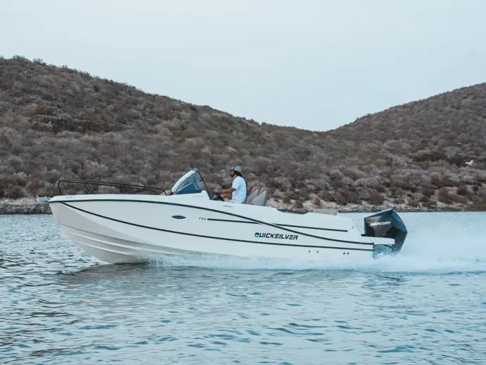 Quicksilver Active 755 sundeck, Interior image