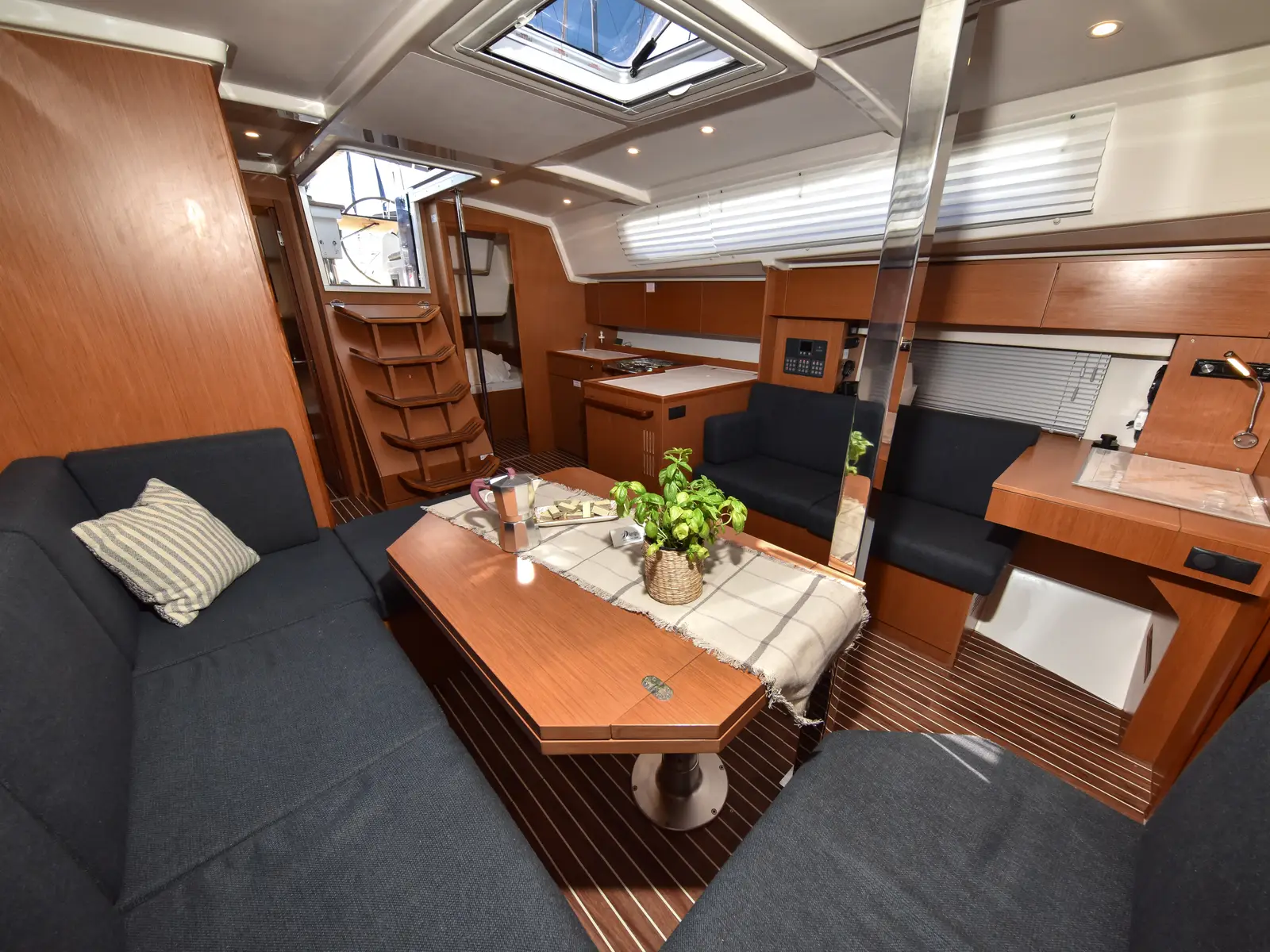 Bella, Interior image