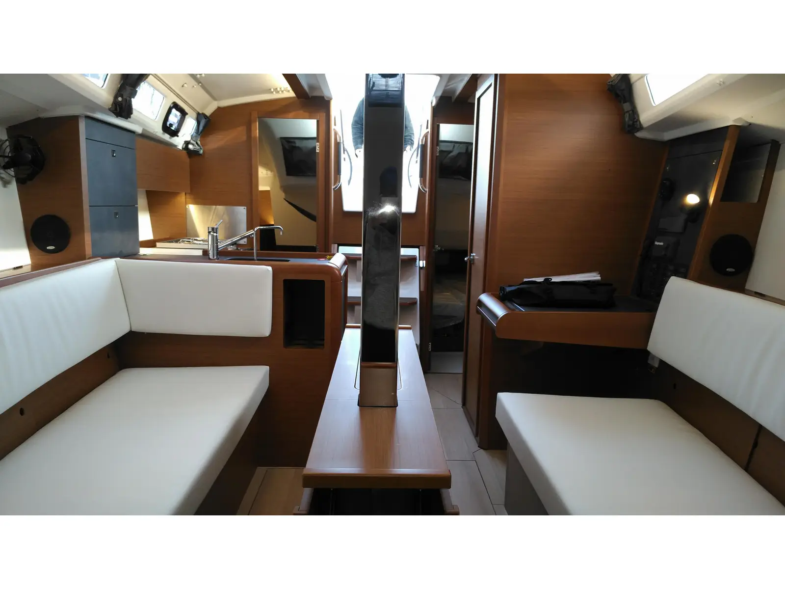 Meliti, Interior image