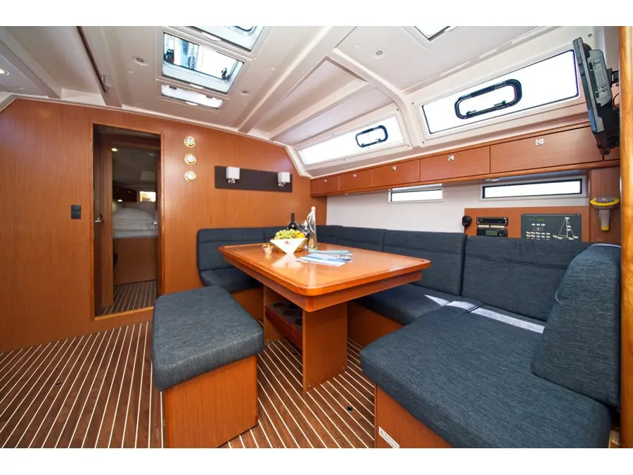 MH 53, Interior image