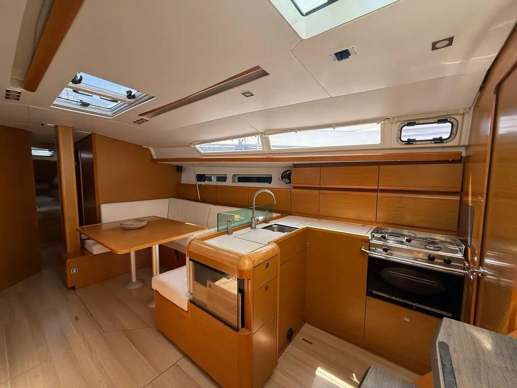Mientras Tanto, Interior image