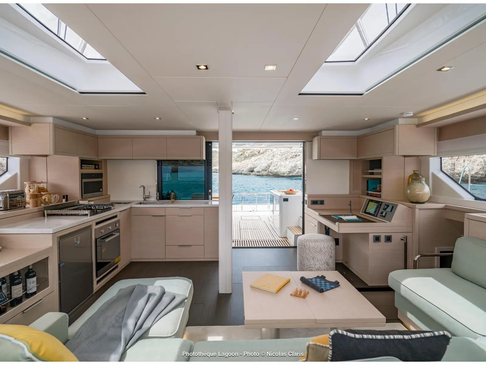 STAR LINK, Interior image