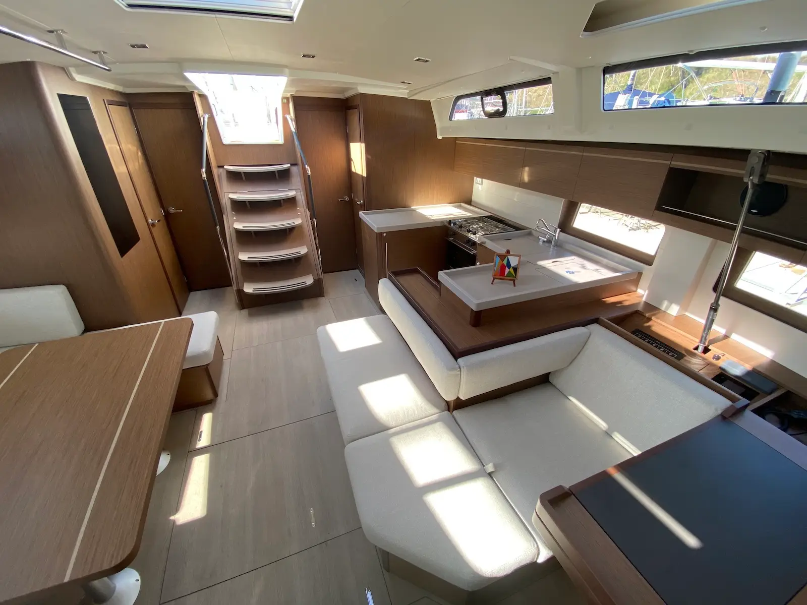 Kallisto, Interior image