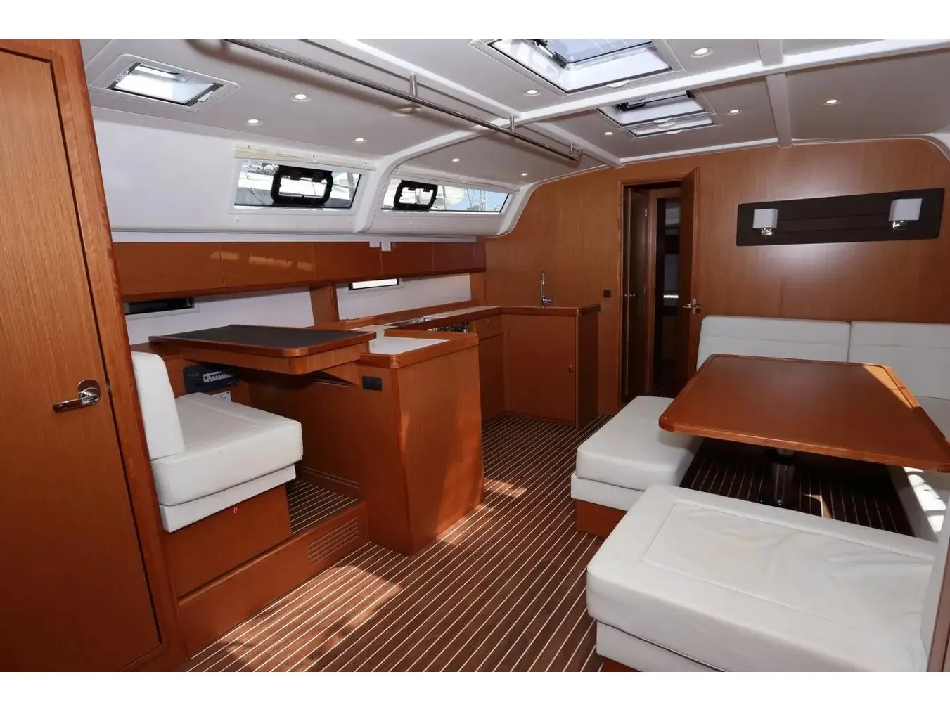 Vera, Interior image