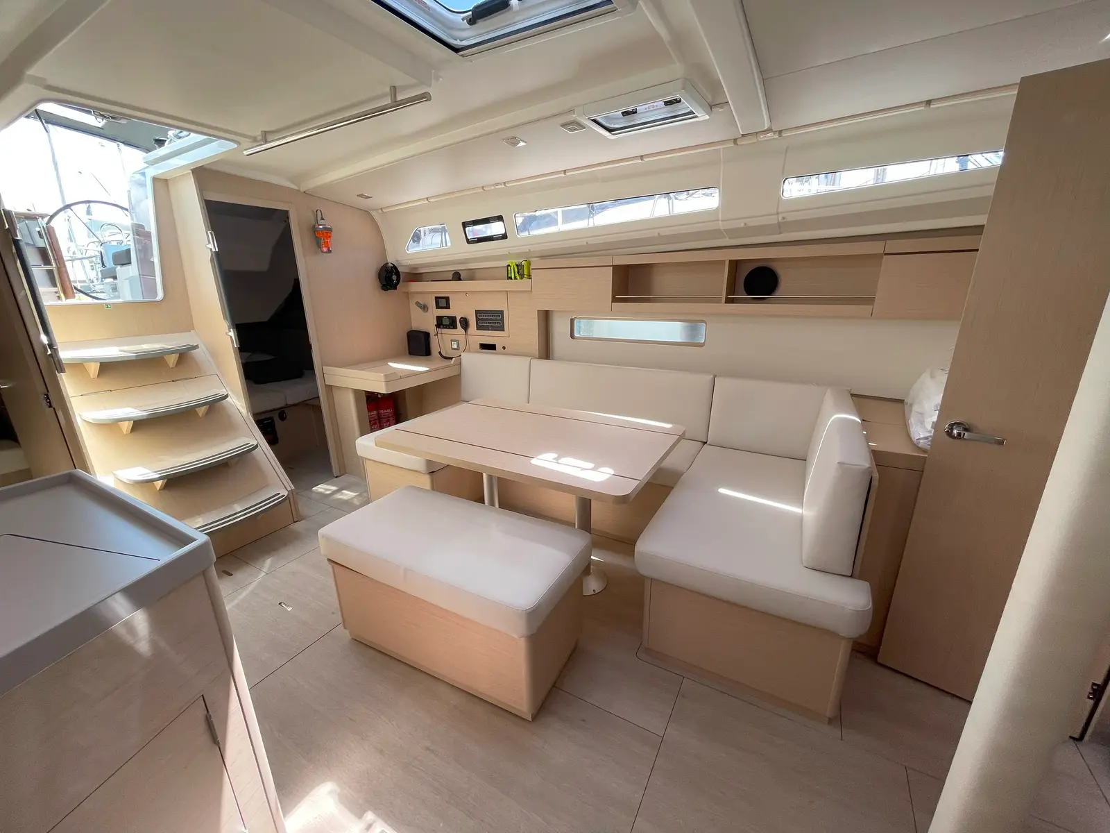 Neda, Interior image