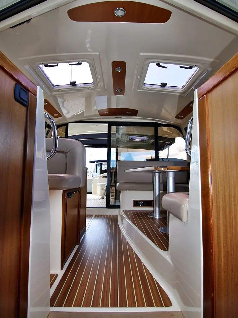 FRANKA, Interior image