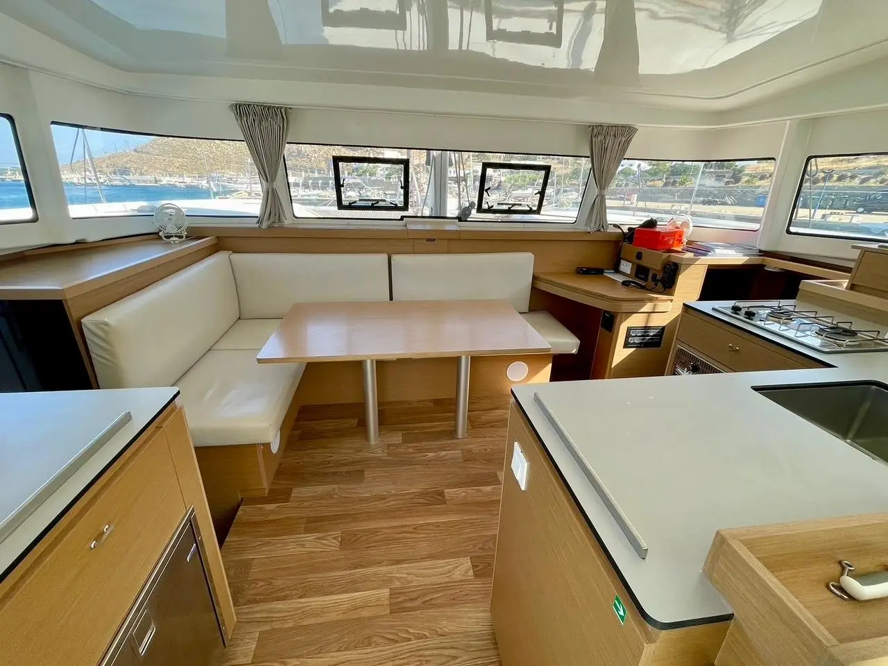 Minoas, Interior image
