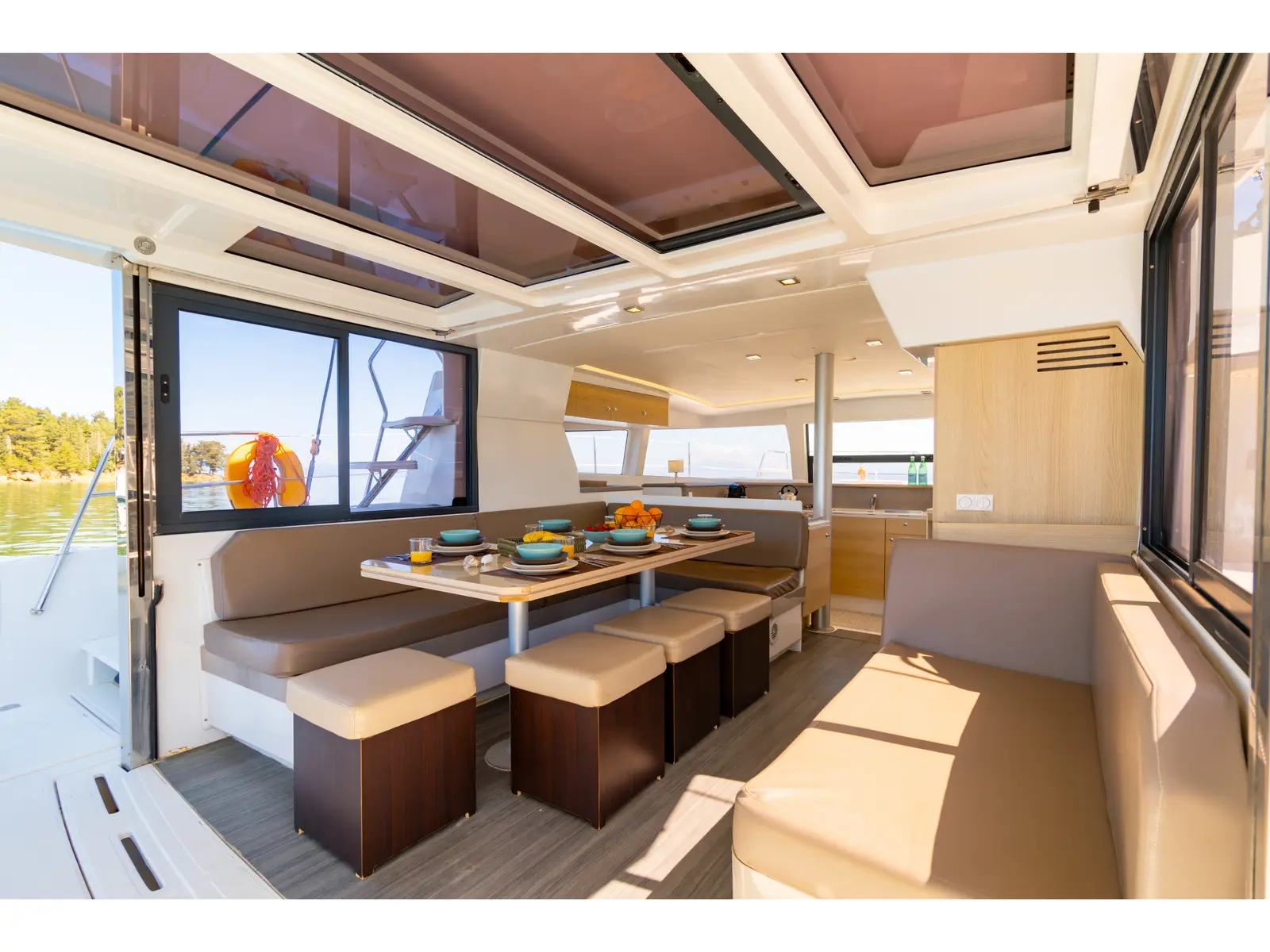 ZIZI, Interior image