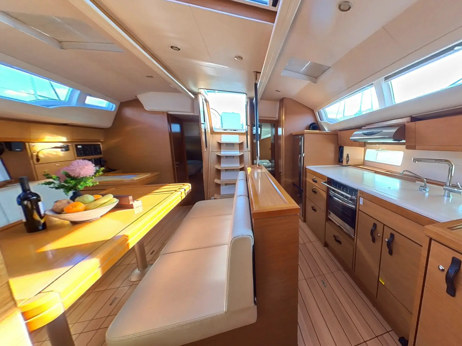 BLUE DREAM, Interior image