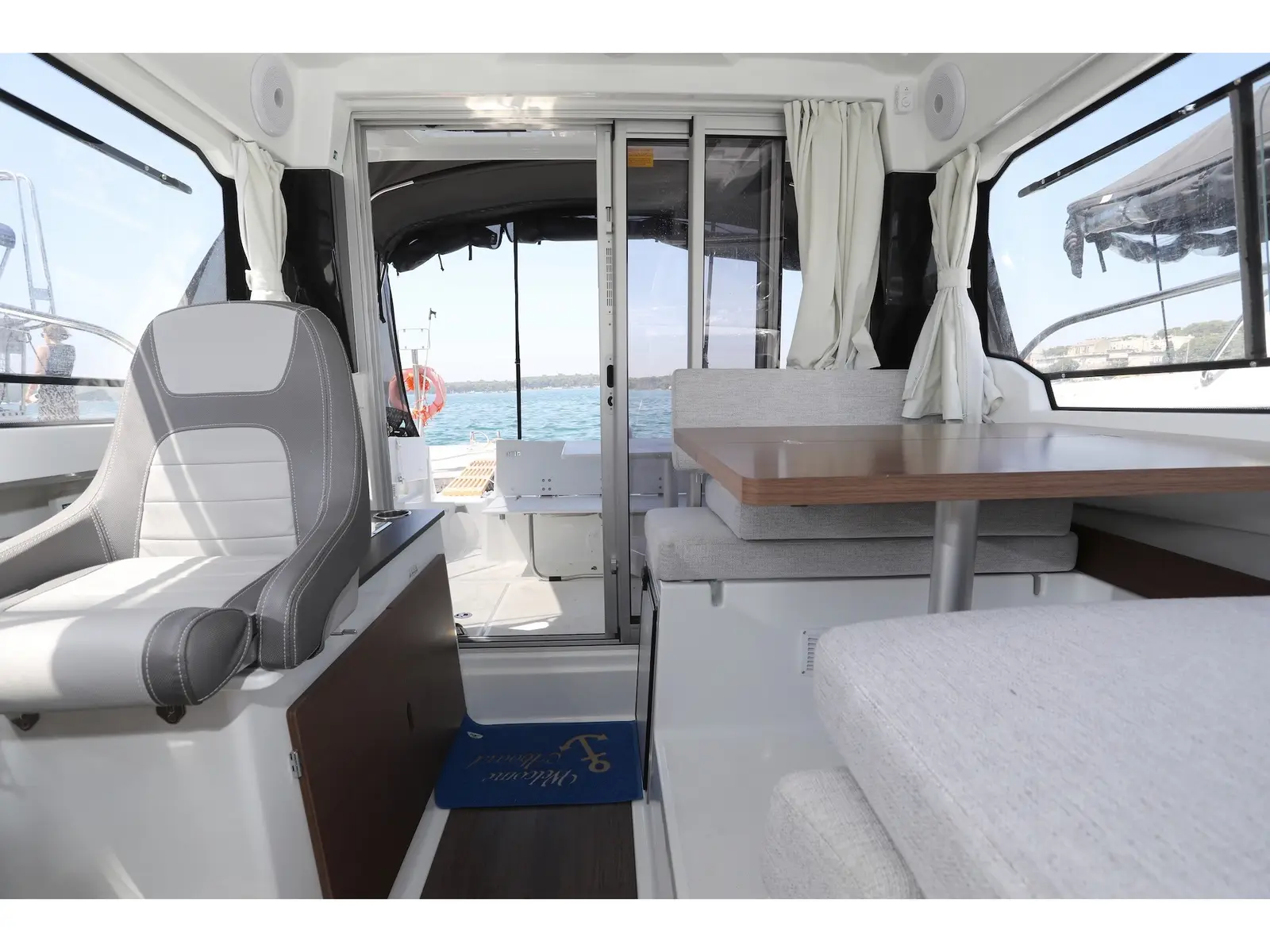 ONDA, Interior image
