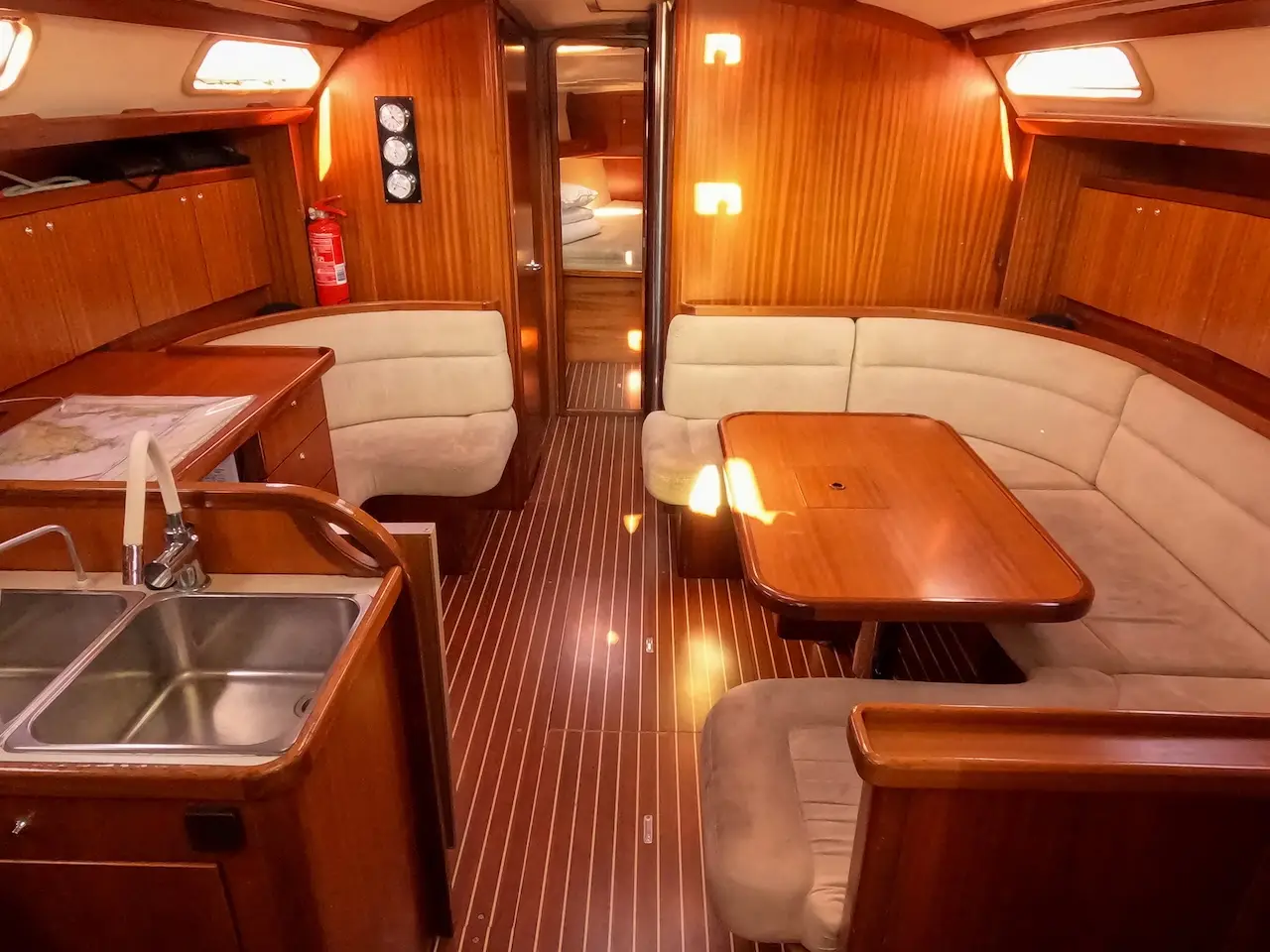 Pia, Interior image