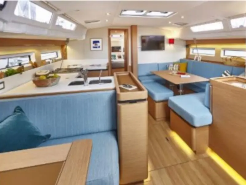 Anna smile, Interior image