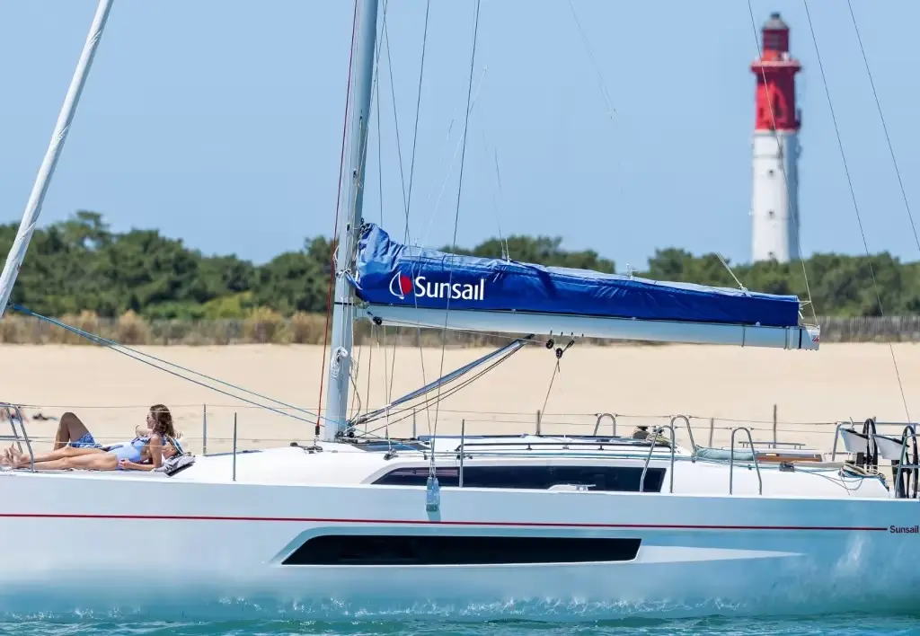 Sunsail 37.3 Premium Plus, photograph 2