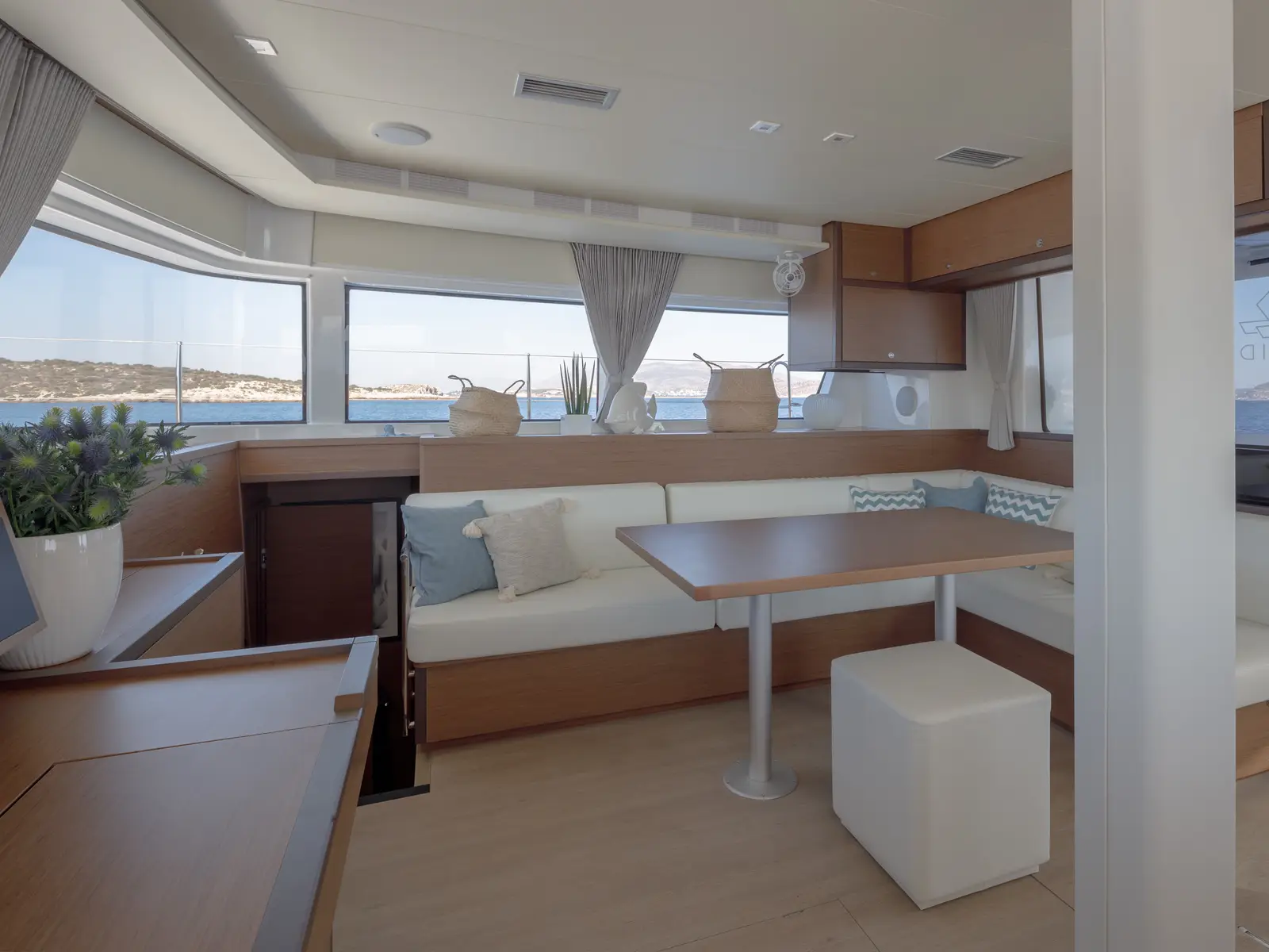 ONEIDA, Interior image