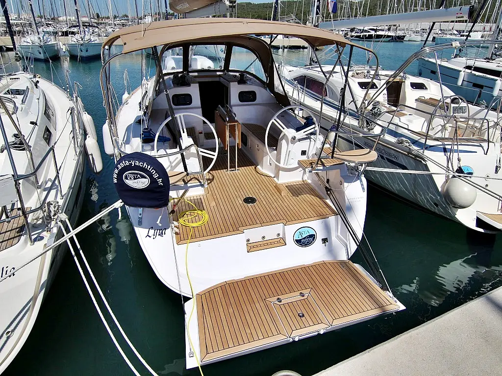 LYRA, Exterior image