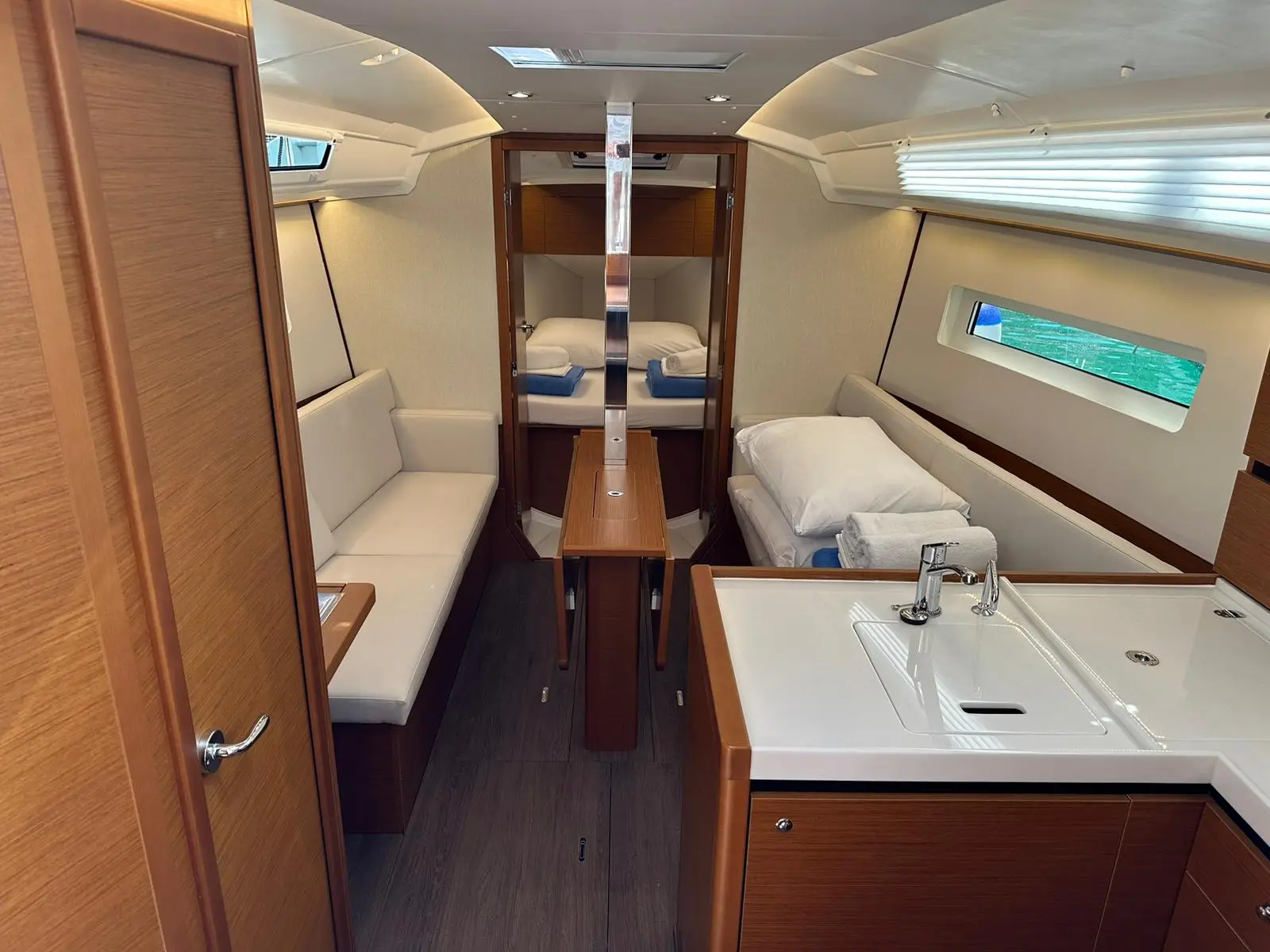 Star Kiss, Interior image