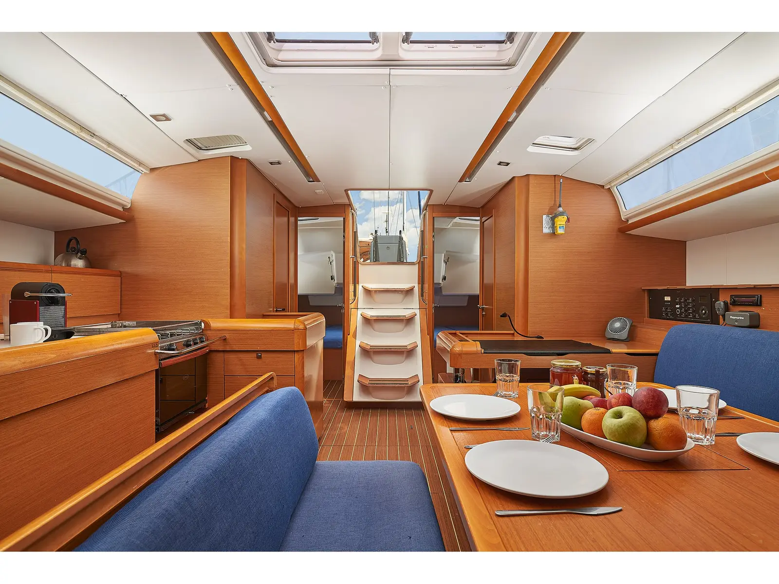 I.Q., Interior image
