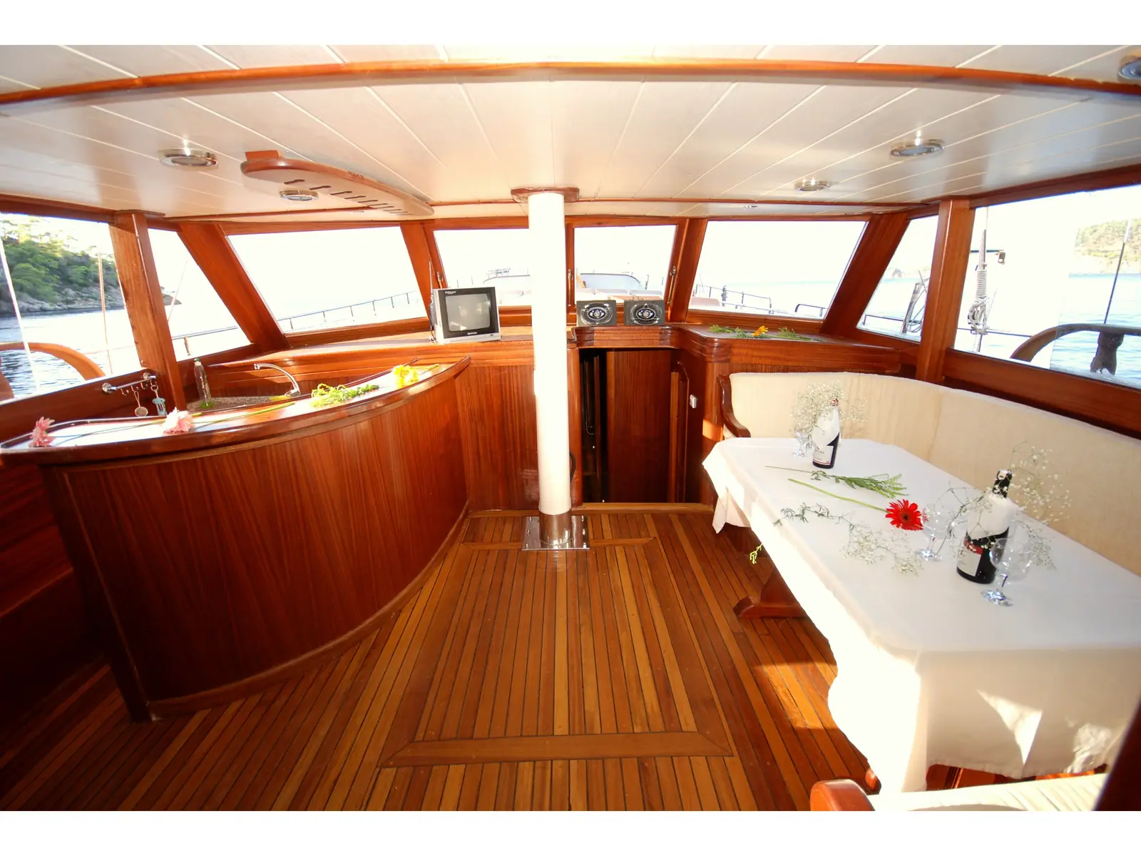 Be Happy, Interior image