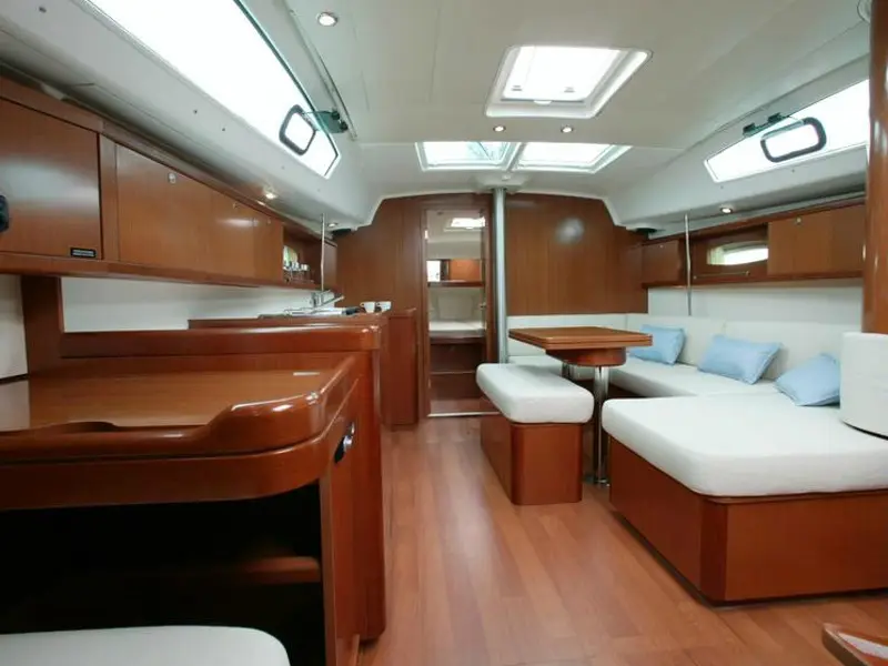 Zezo, Interior image