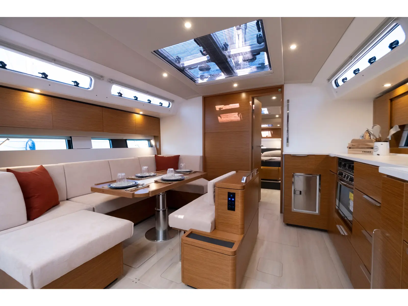 Gin Tonic, Interior image