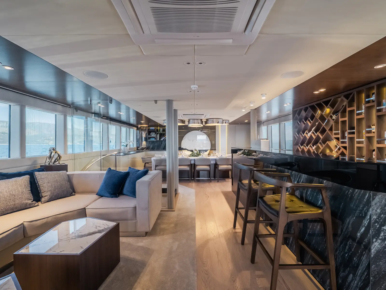 Clase Azul, Interior image
