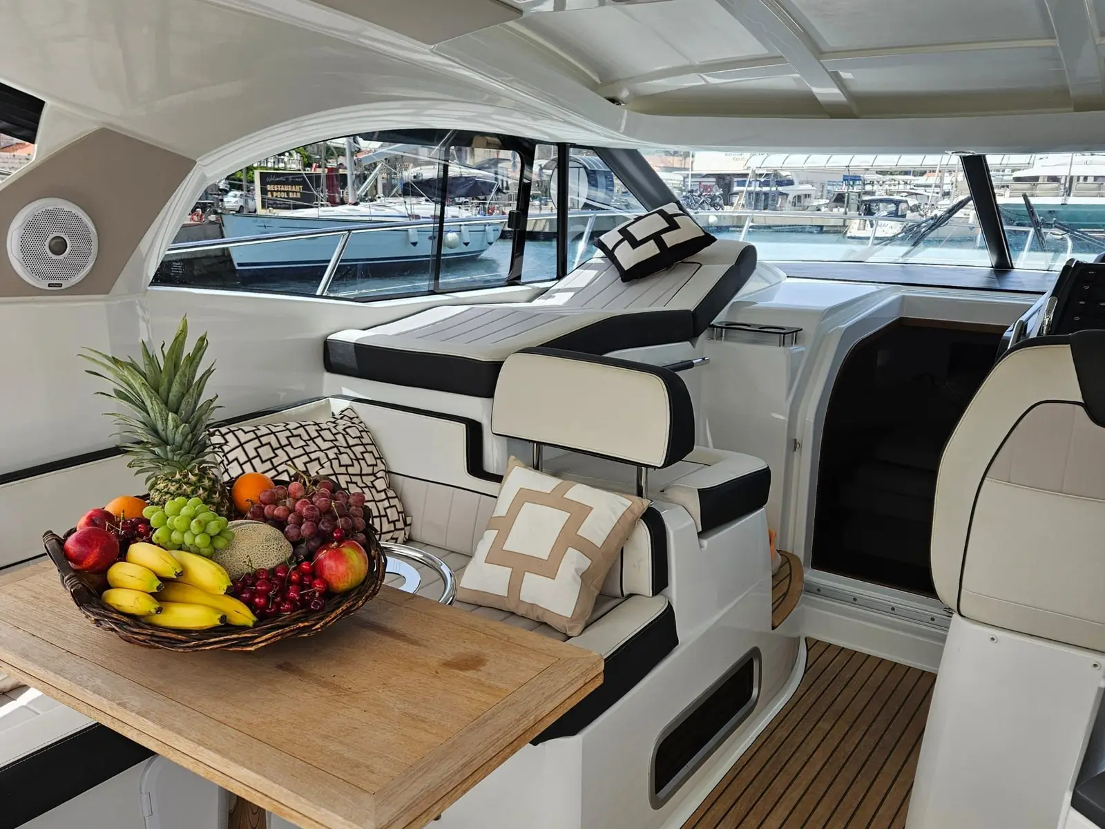 Jeanneau Leader 36, Interior image