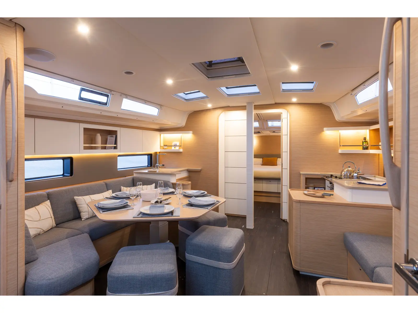Avenir, Interior image