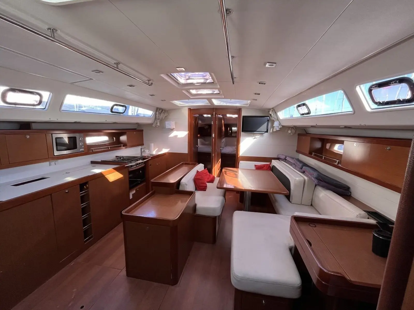 Vanessa M, Interior image