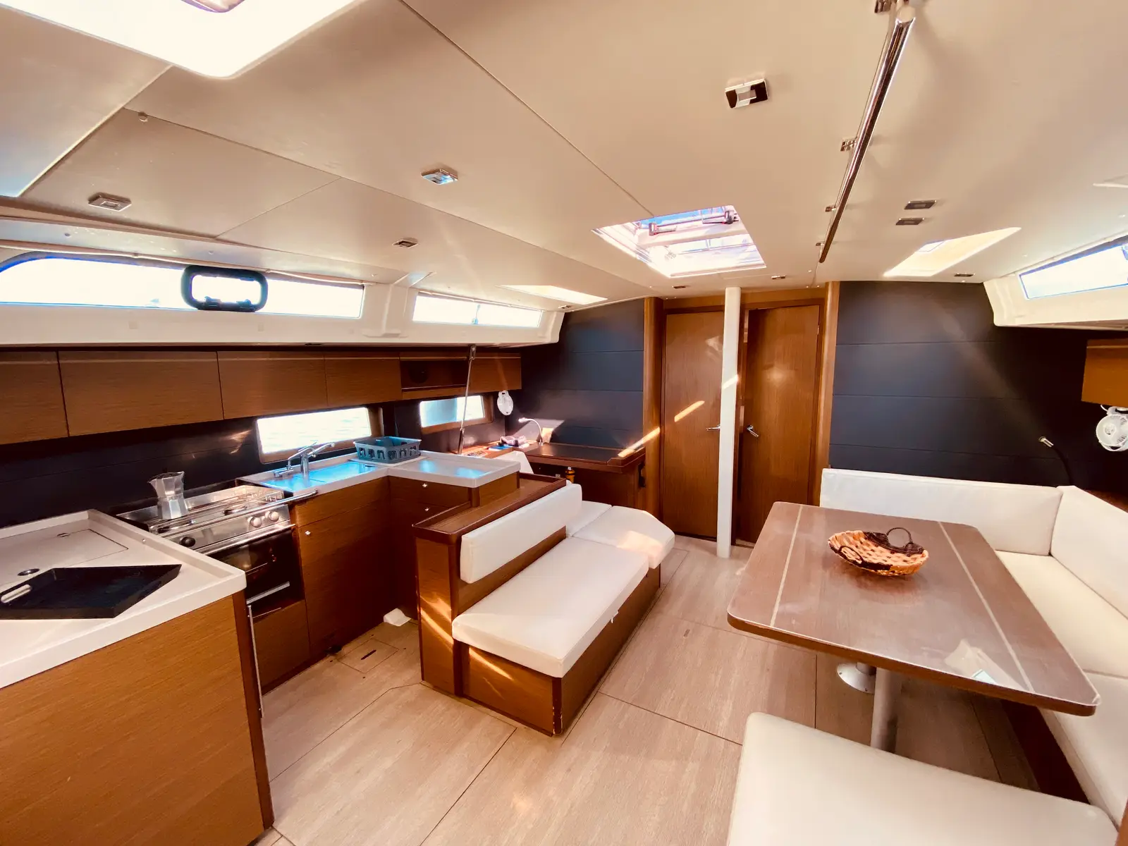 Vixen (Pax 12) , Interior image
