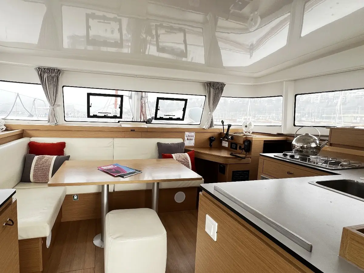 SMOTA, Interior image