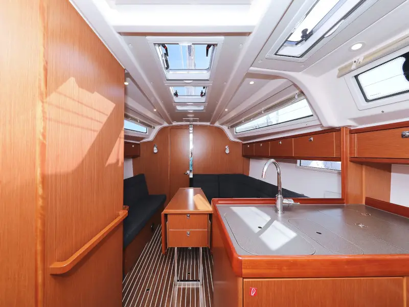 Lupe, Interior image