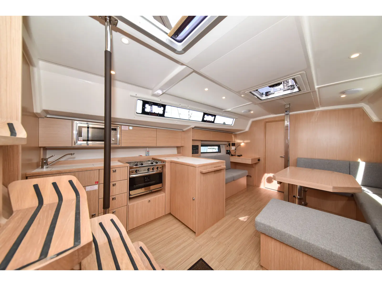 Mauvic, Interior image