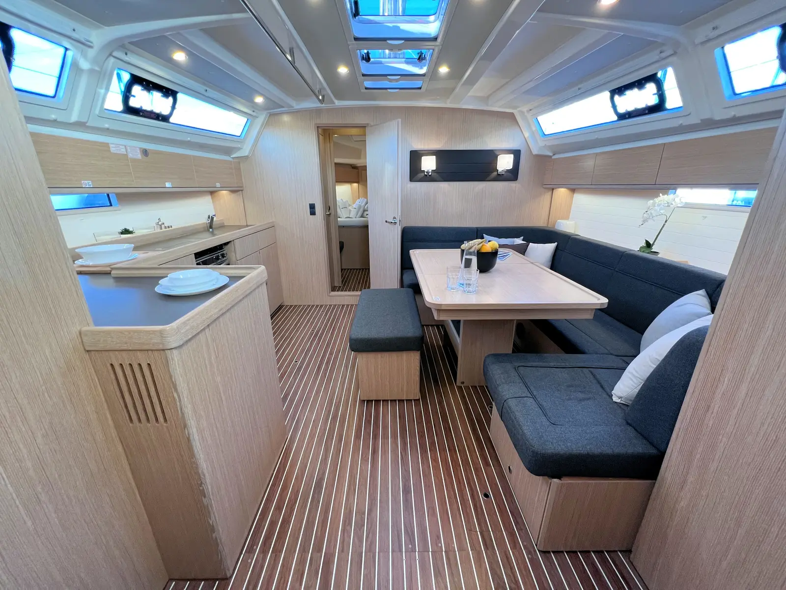 Panda IV, Interior image